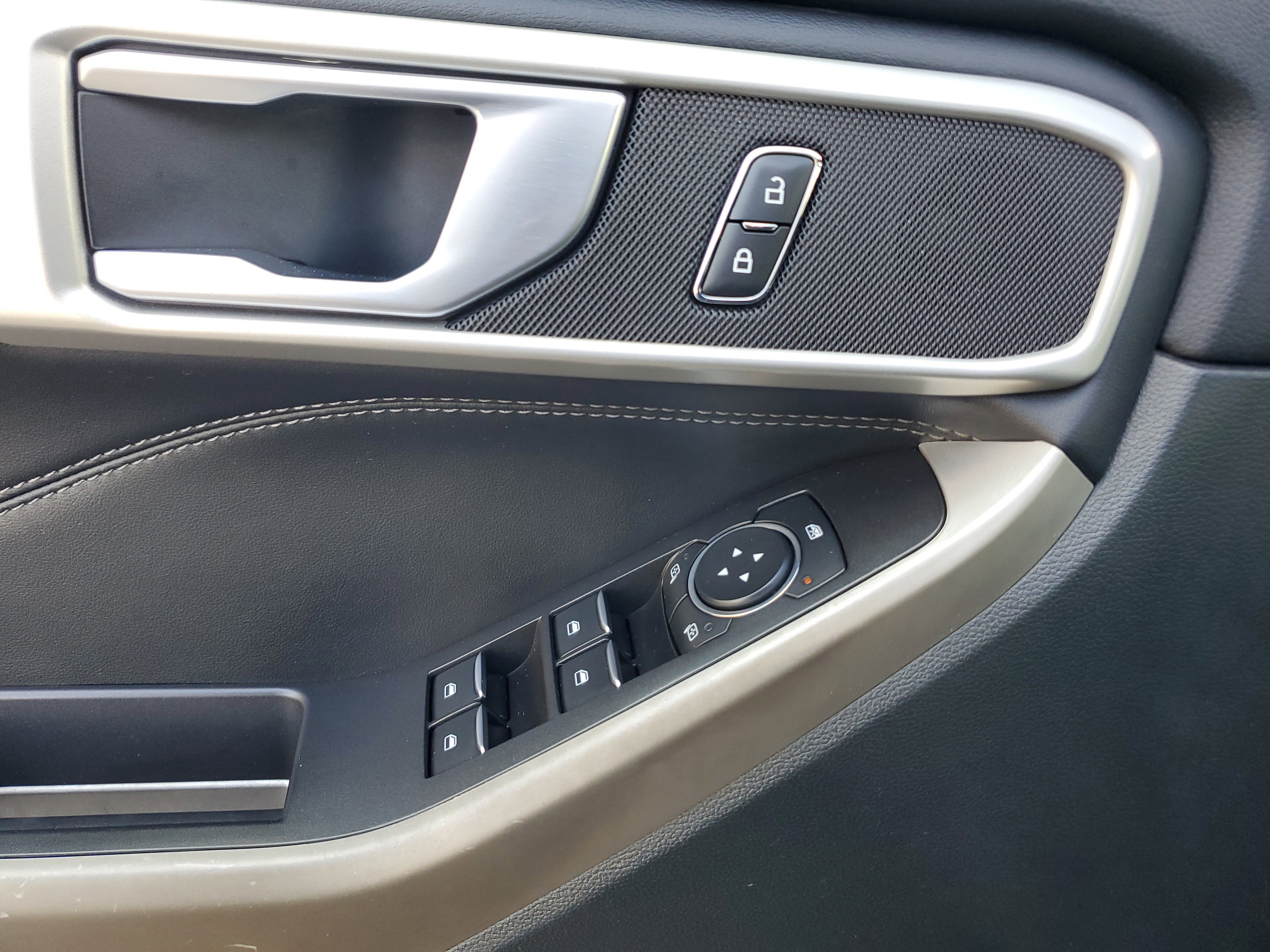 Used 2023 Ford Explorer XLT image 30