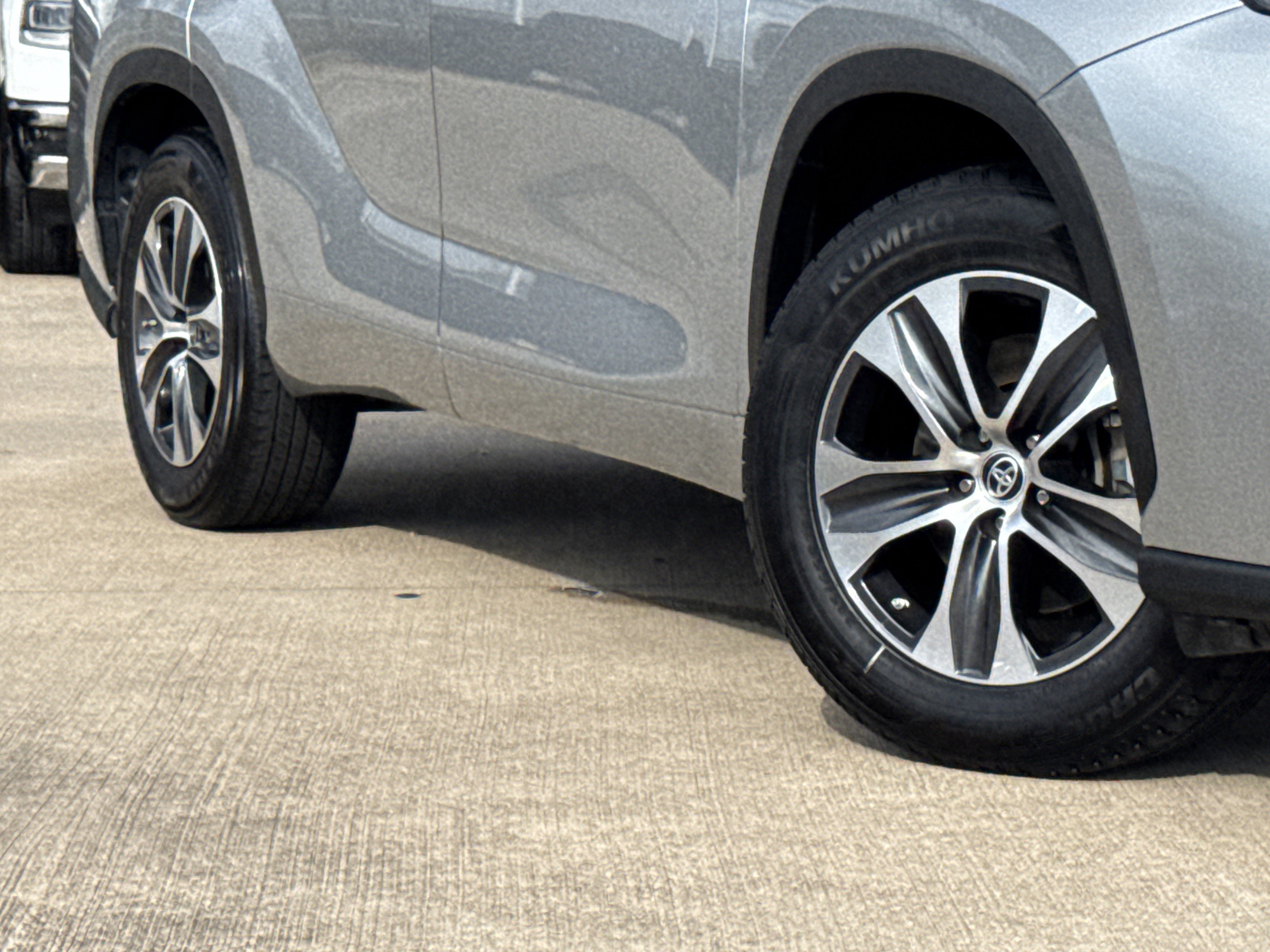 Used 2024 Toyota Highlander LE image 3