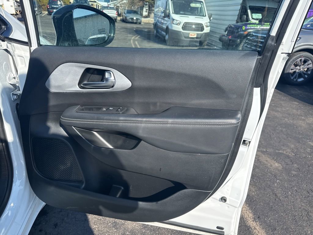 Used 2025 Chrysler Pacifica Limited image 32