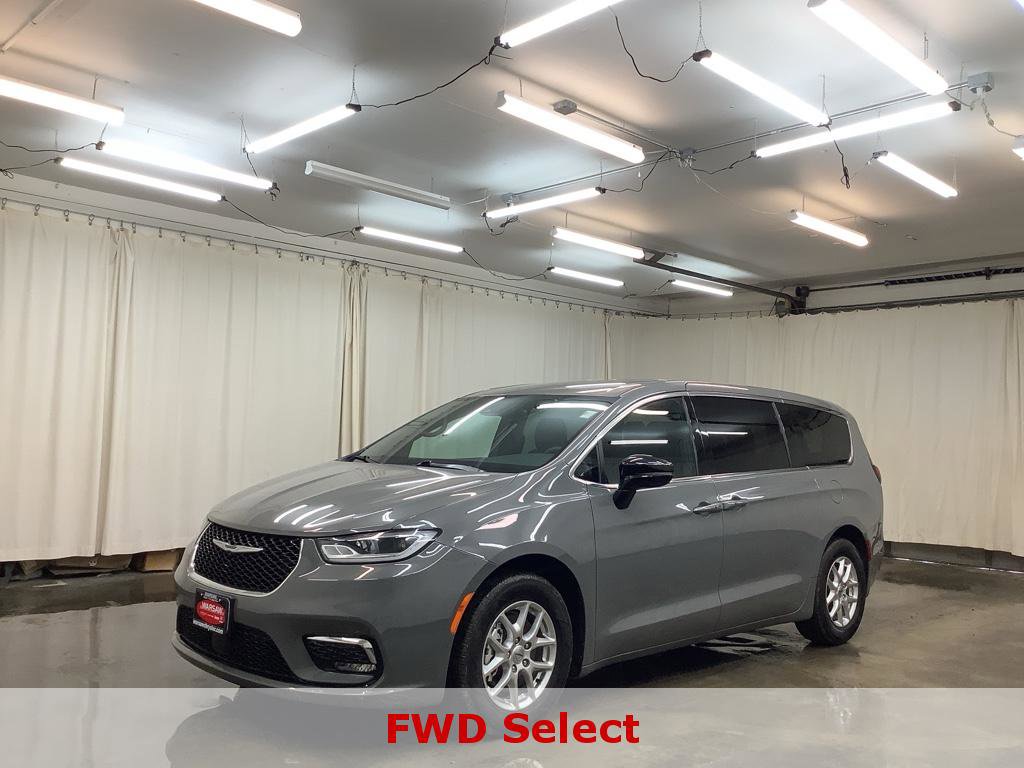 Used 2025 Chrysler Pacifica Select