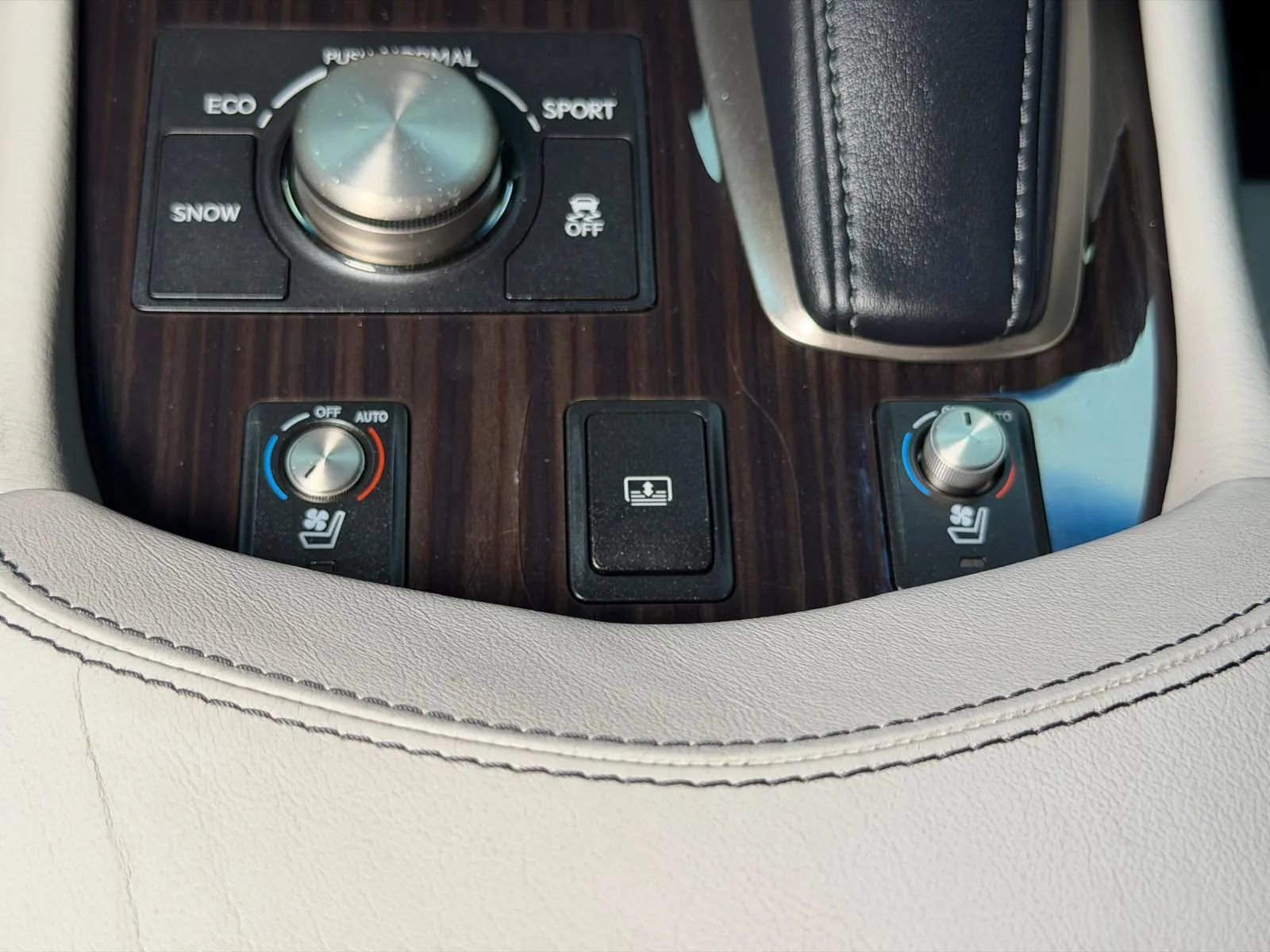 Used 2013 Lexus LS 460 AWD w/ Comfort Pkg image 29