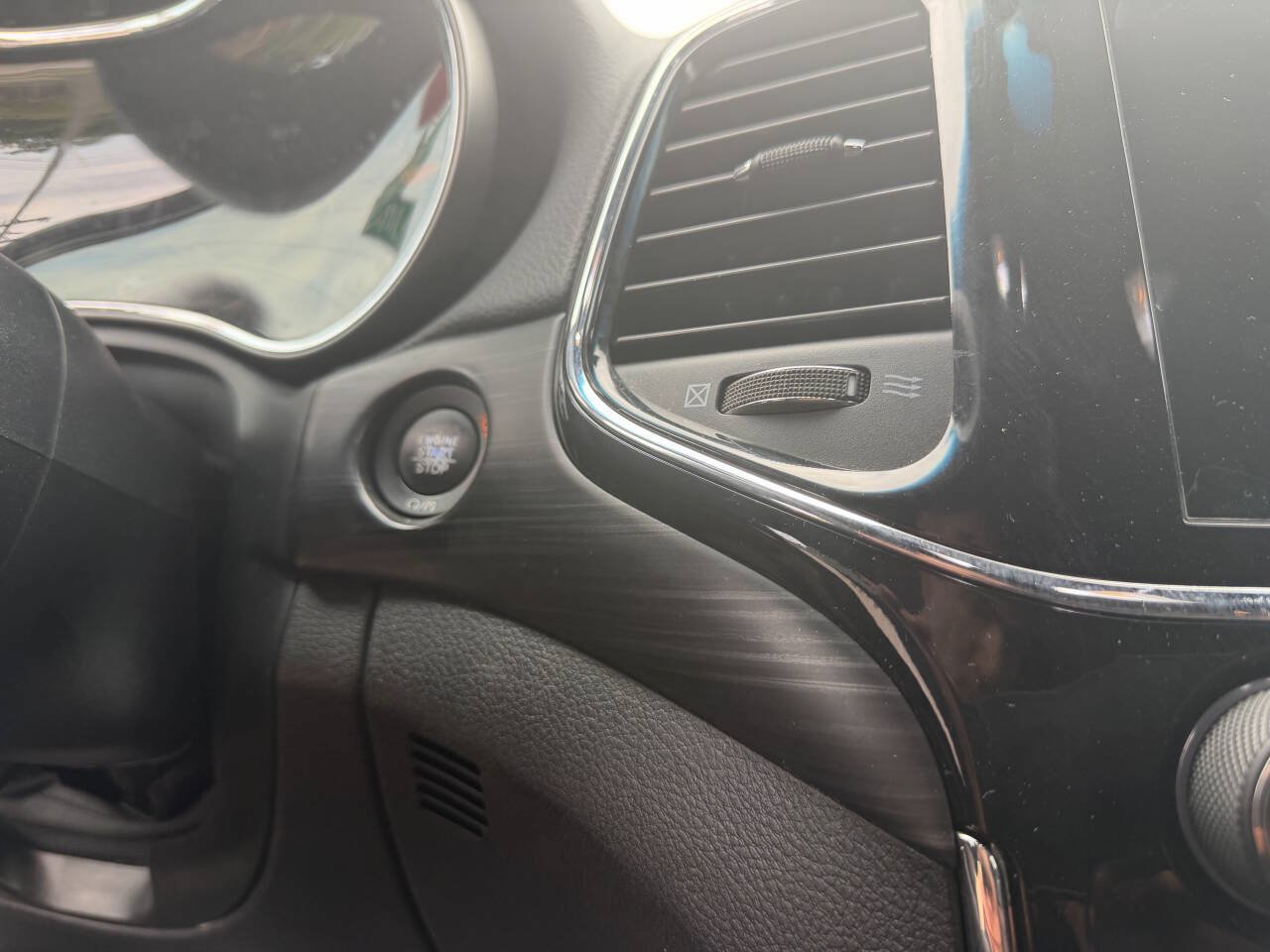 Used 2019 Jeep Grand Cherokee Laredo AWD/4WD image 22