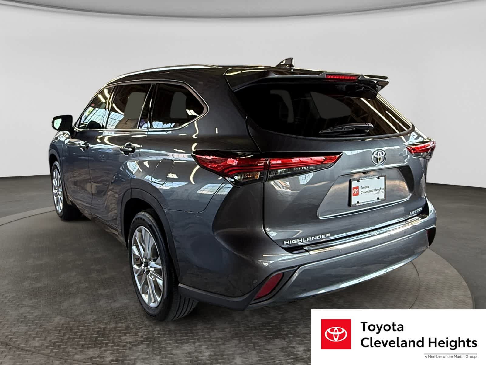Used 2023 Toyota Highlander Limited FWD image 8