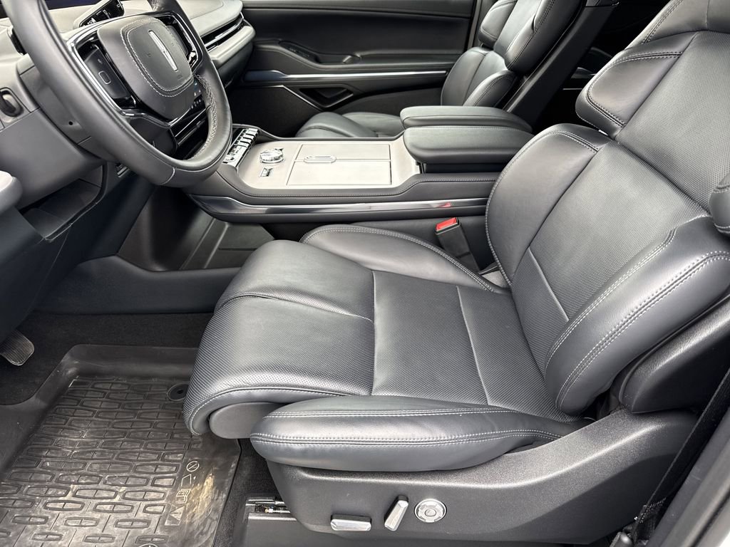 Used 2025 Lincoln Navigator Reserve w/ Jet Appearance Package image 9