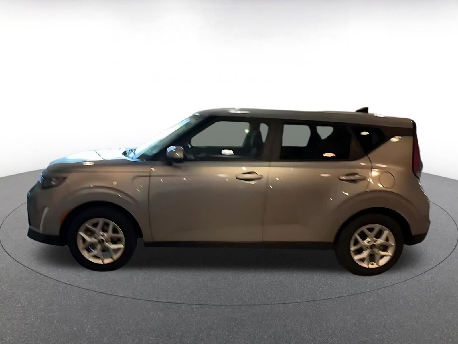 Used 2025 Kia Soul LX w/ LX Technology Package FWD image 7
