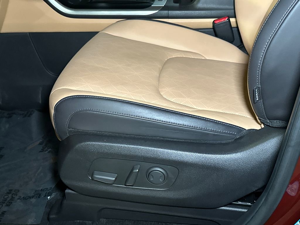Used 2024 Kia Carnival LX FWD image 17