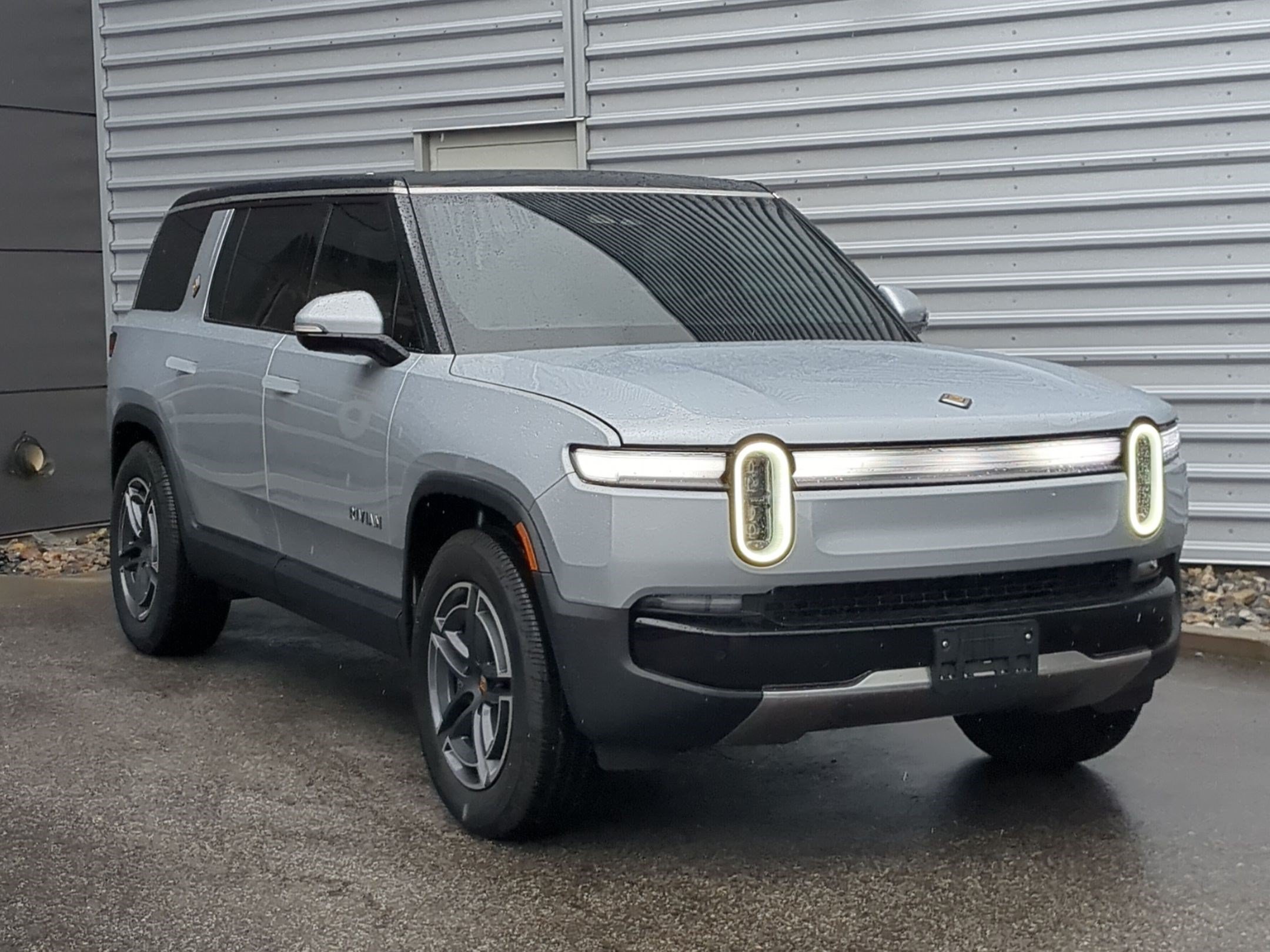 Used 2025 Rivian R1S Adventure Dual AWD/4WD image 3