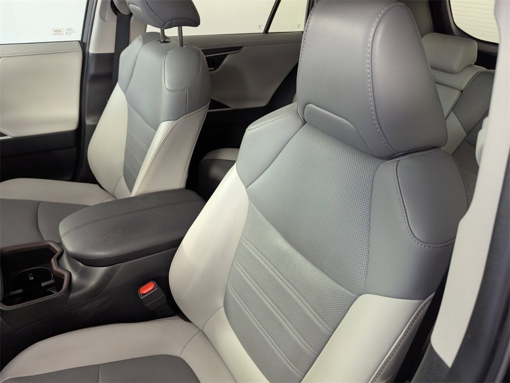 Used 2022 Toyota RAV4 Limited image 11