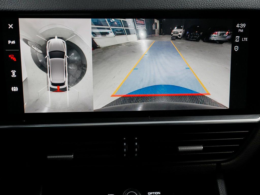 Used 2023 Porsche Cayenne w/ Premium Package image 17