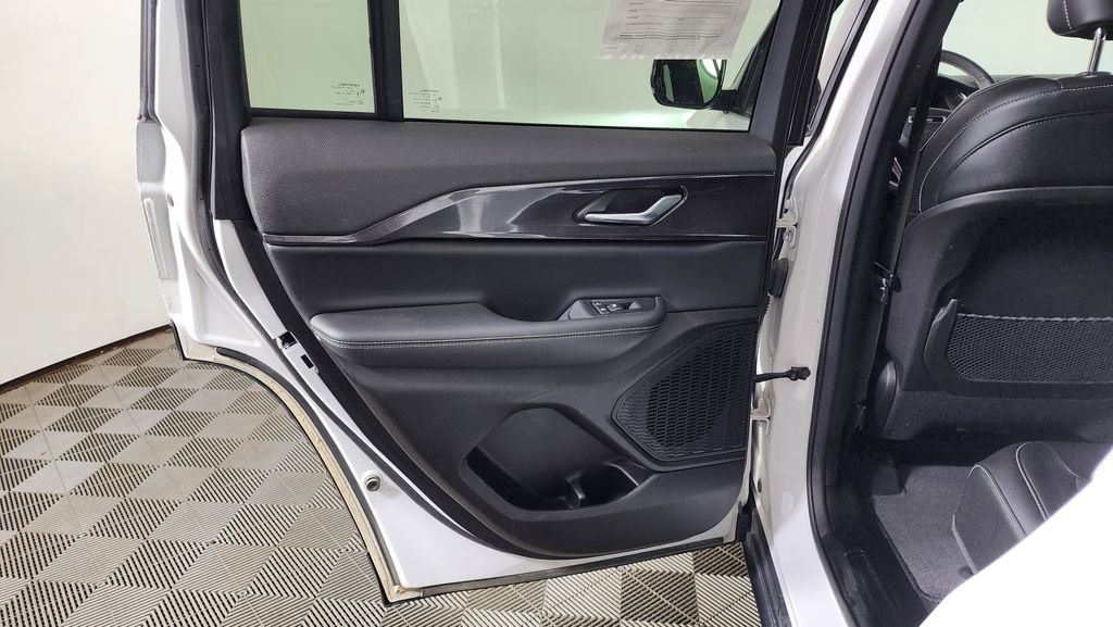 Used 2023 Jeep Grand Cherokee Altitude image 28