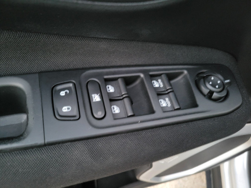 Used 2019 Jeep Renegade Latitude w/ Cold Weather Group AWD/4WD image 17