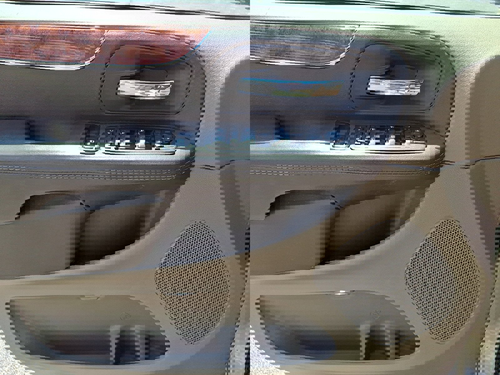 Used 2014 Chrysler Town & Country Touring image 13