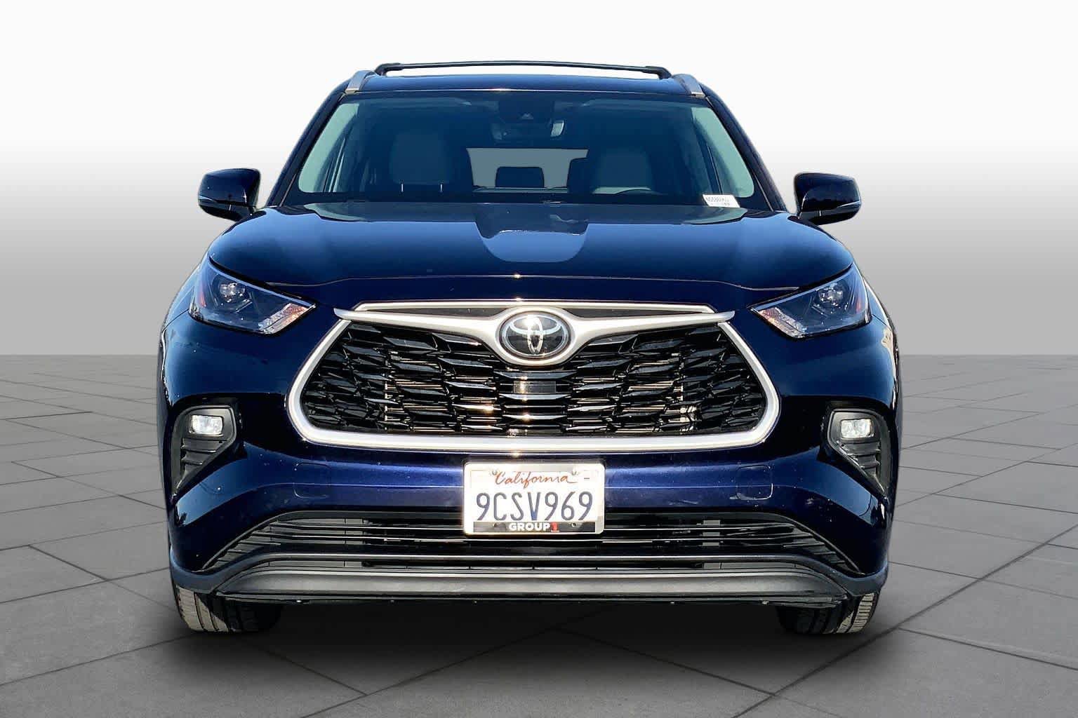 Used 2022 Toyota Highlander XLE AWD/4WD image 3