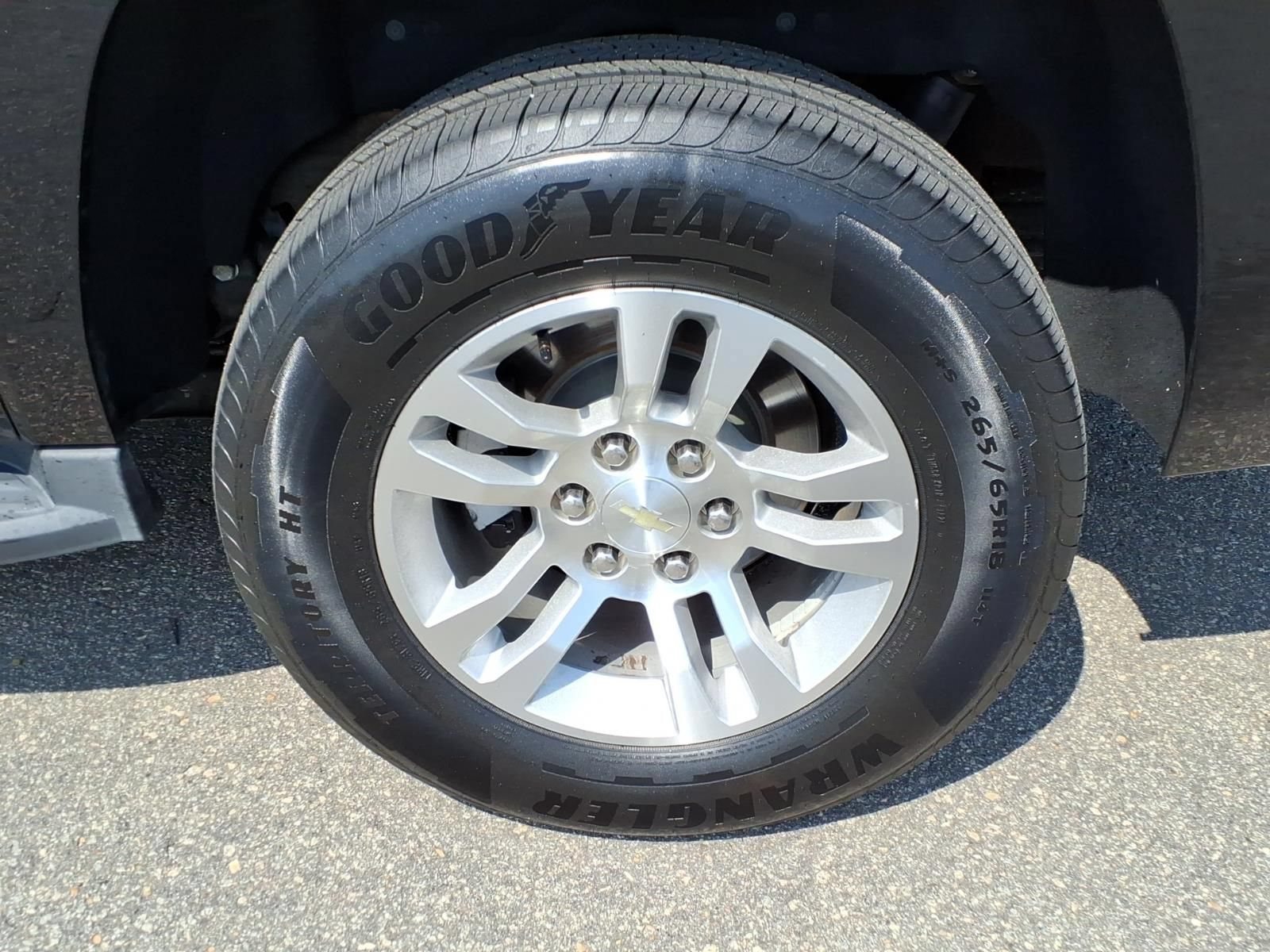 Used 2017 Chevrolet Suburban LT RWD image 12