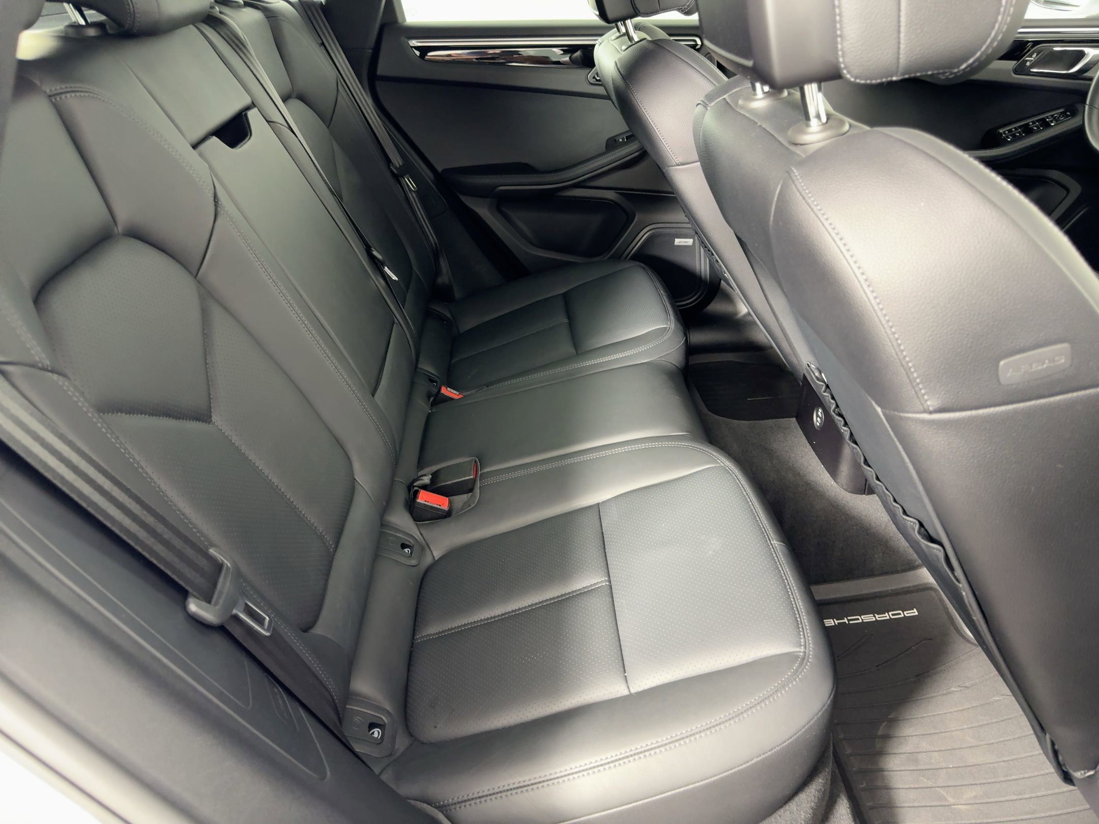 Certified 2022 Porsche Macan AWD/4WD image 29