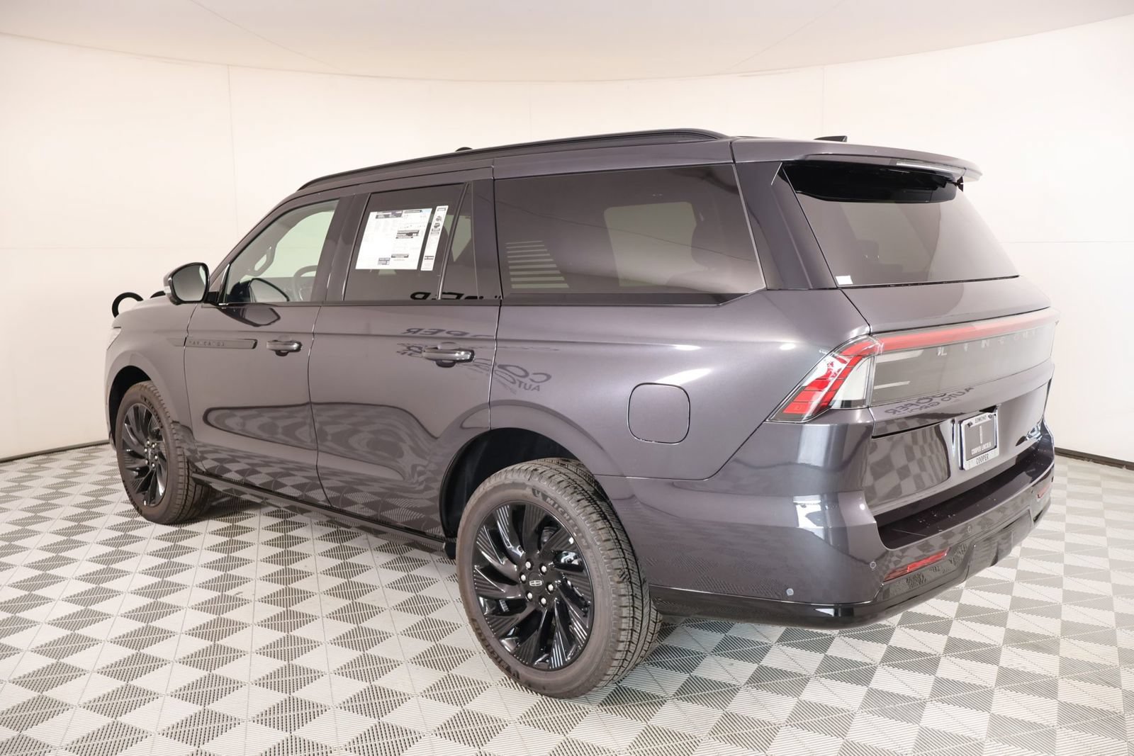 New 2025 Lincoln Navigator Reserve w/ Jet Appearance Package AWD/4WD image 25