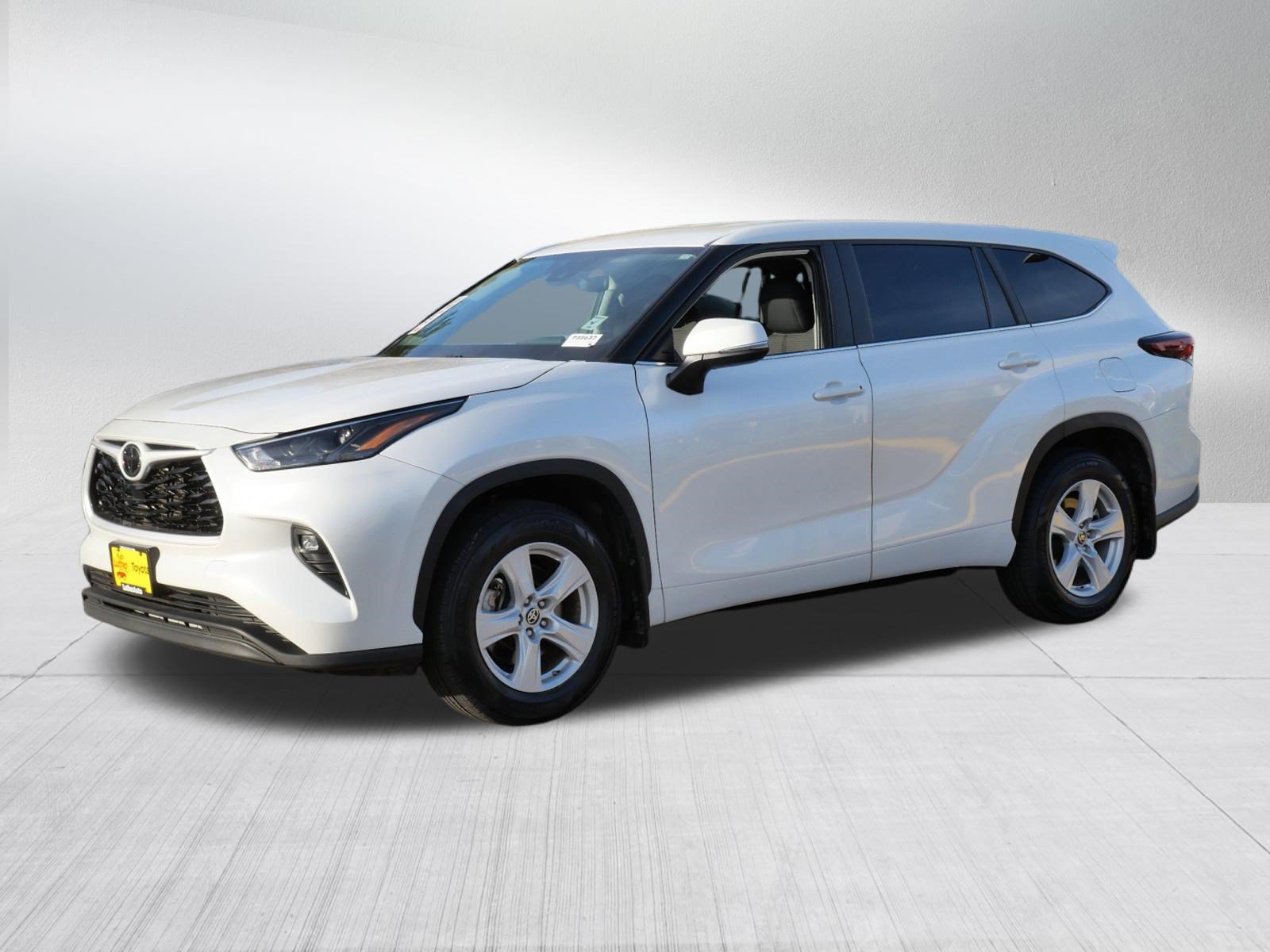 Used 2025 Toyota Highlander LE AWD/4WD image 3