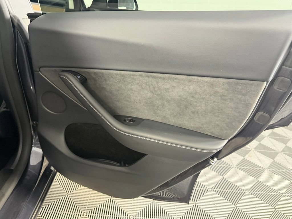 Used 2025 Tesla Model Y Long Range RWD image 27
