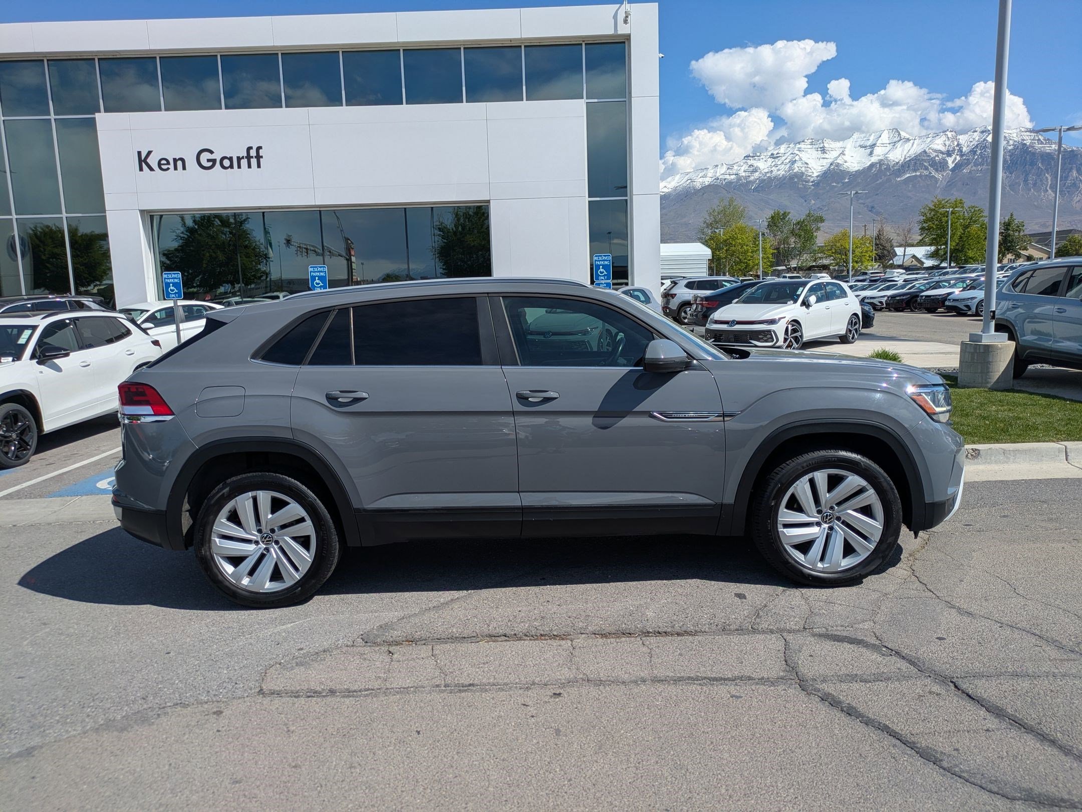 Used 2020 Volkswagen Atlas Cross Sport SE w/ Towing Package AWD/4WD image 2