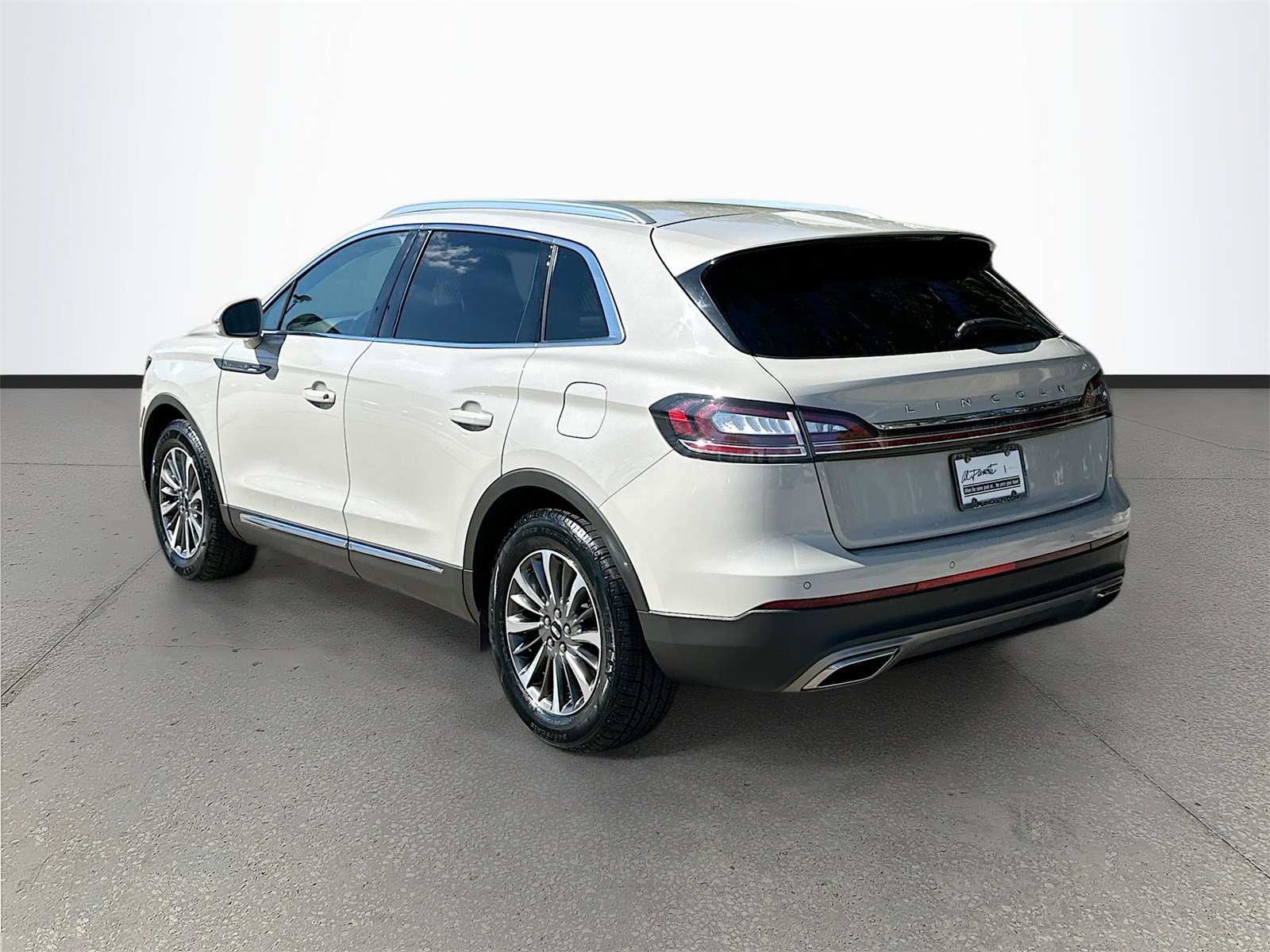 Used 2022 Lincoln Nautilus FWD w/ Premium Package image 5