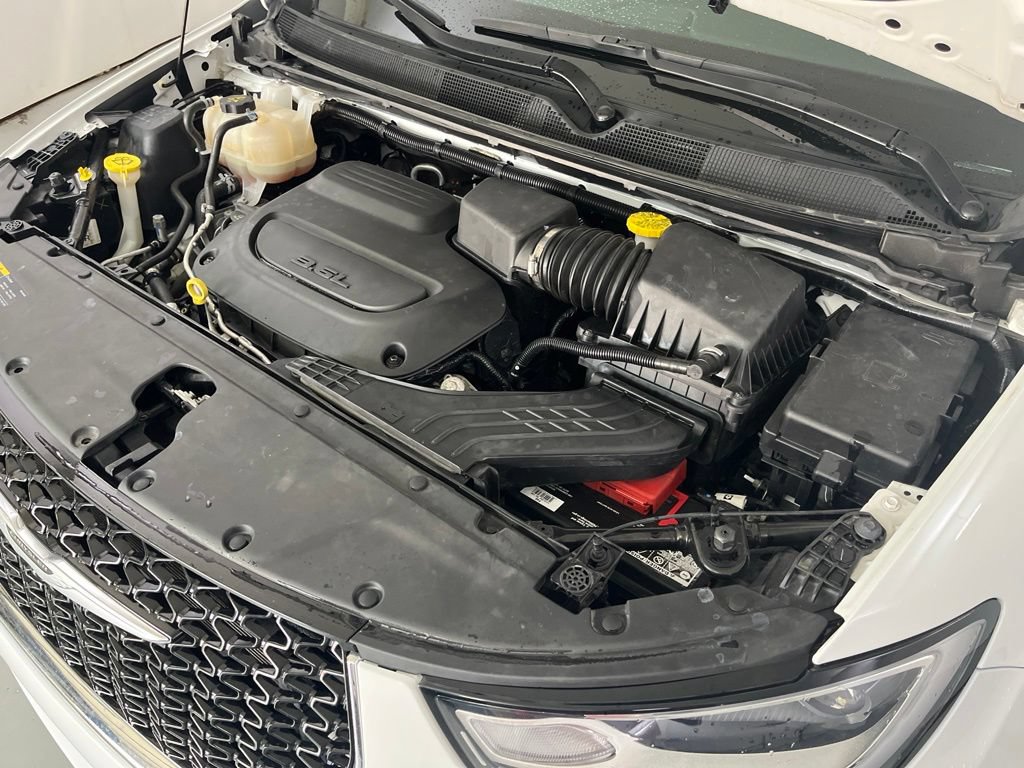 Used 2024 Chrysler Pacifica Touring-L FWD image 12