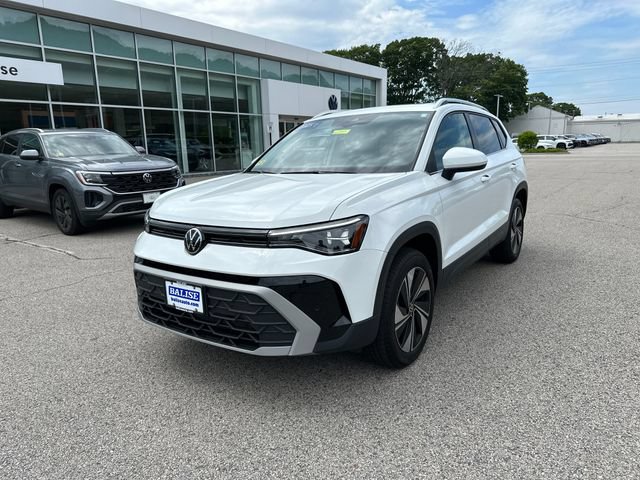 Certified 2025 Volkswagen Taos SE w/ Panoramic Sunroof Package AWD/4WD image 3