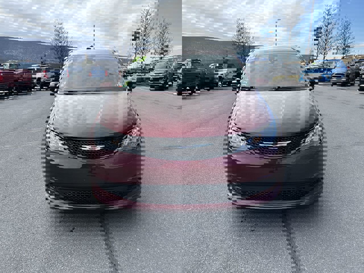 Used 2023 Chrysler Voyager LX image 2