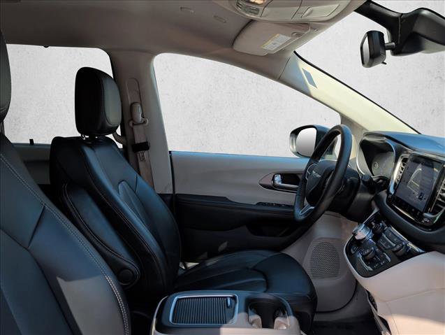 Used 2023 Chrysler Pacifica Touring-L image 24