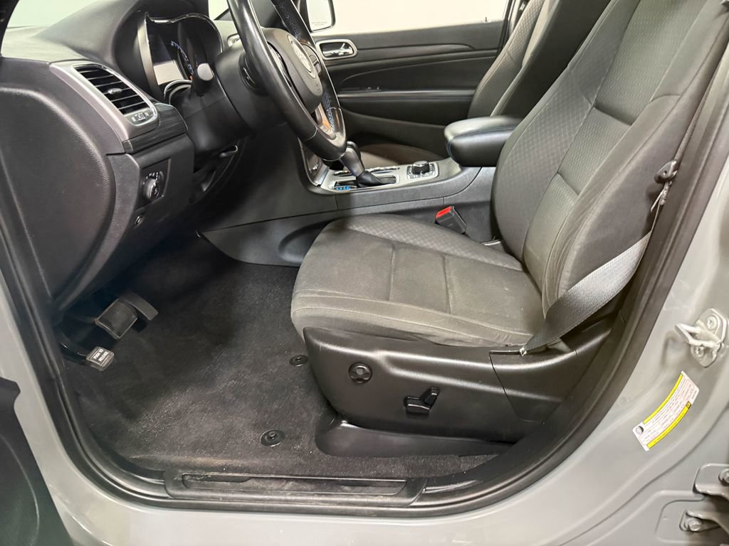 Used 2019 Jeep Grand Cherokee Laredo AWD/4WD image 58