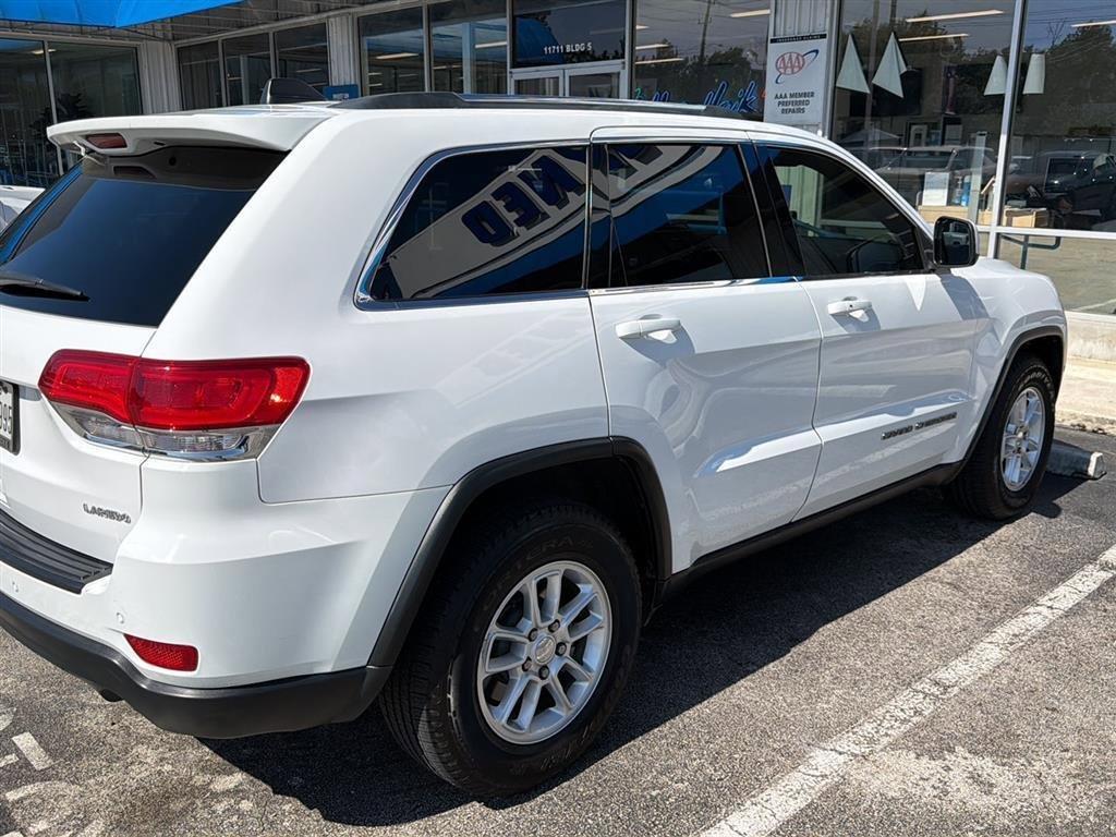 Used 2018 Jeep Grand Cherokee Laredo RWD image 3