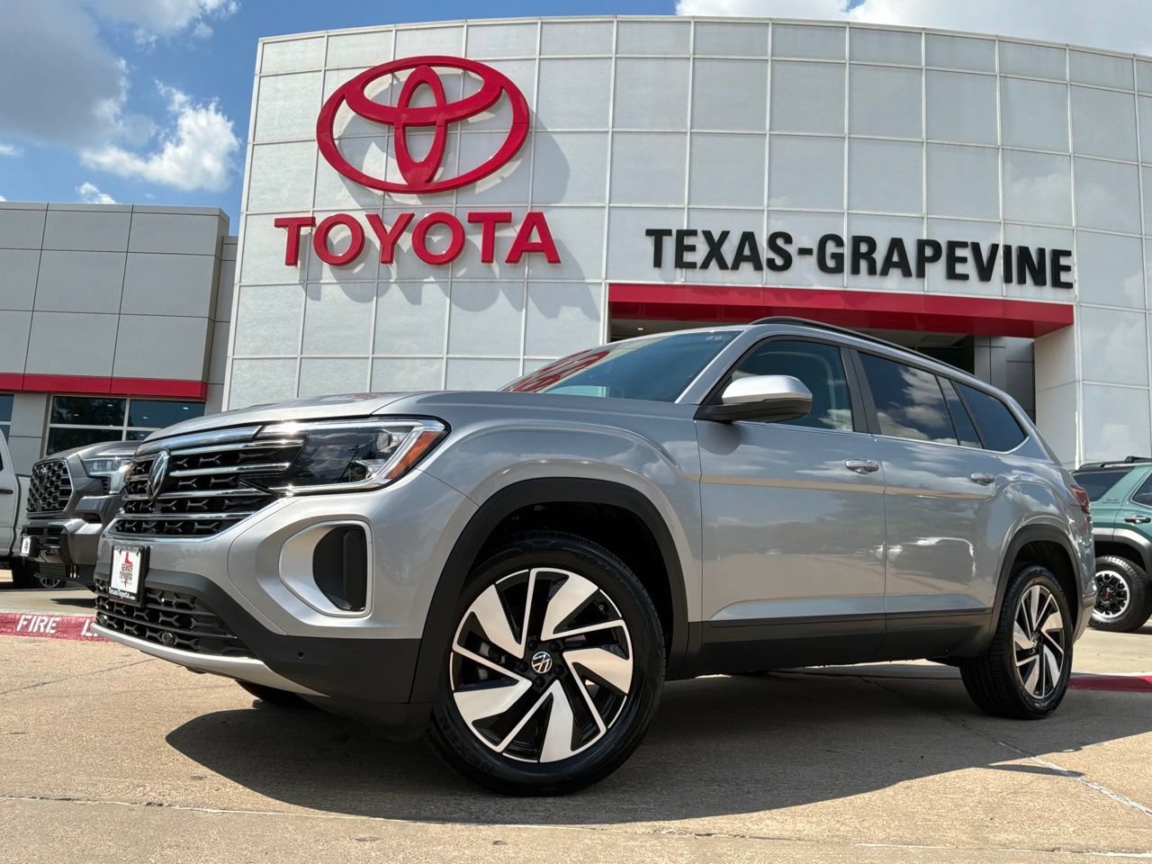 Used 2026 Volkswagen Atlas SE FWD image 2