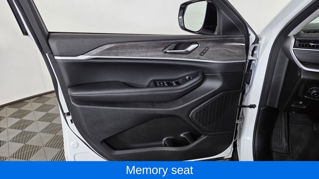 Used 2023 Jeep Grand Cherokee Limited w/ Luxury Tech Group II image 13