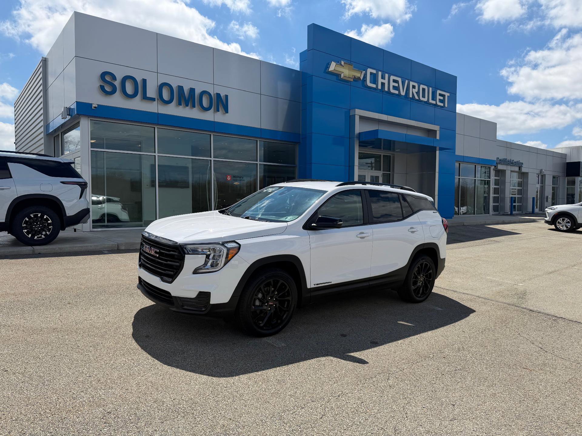Used 2023 GMC Terrain SLE w/ Driver Convenience Package image 2