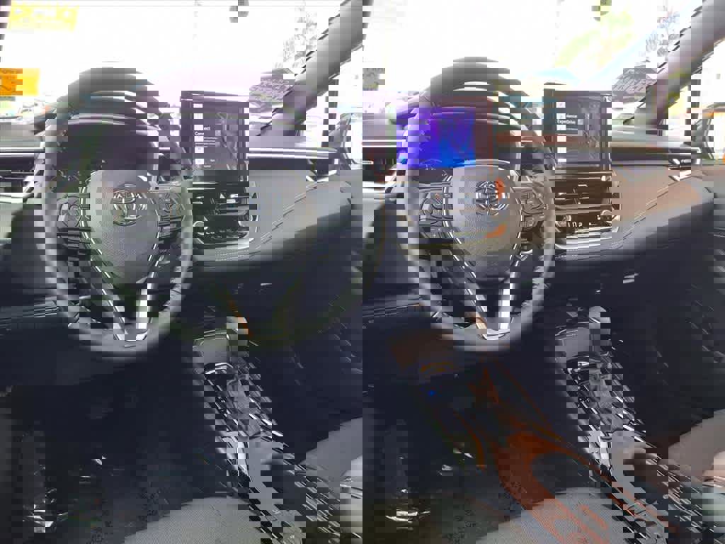 Used 2025 Toyota Corolla SE w/ SE Package image 9