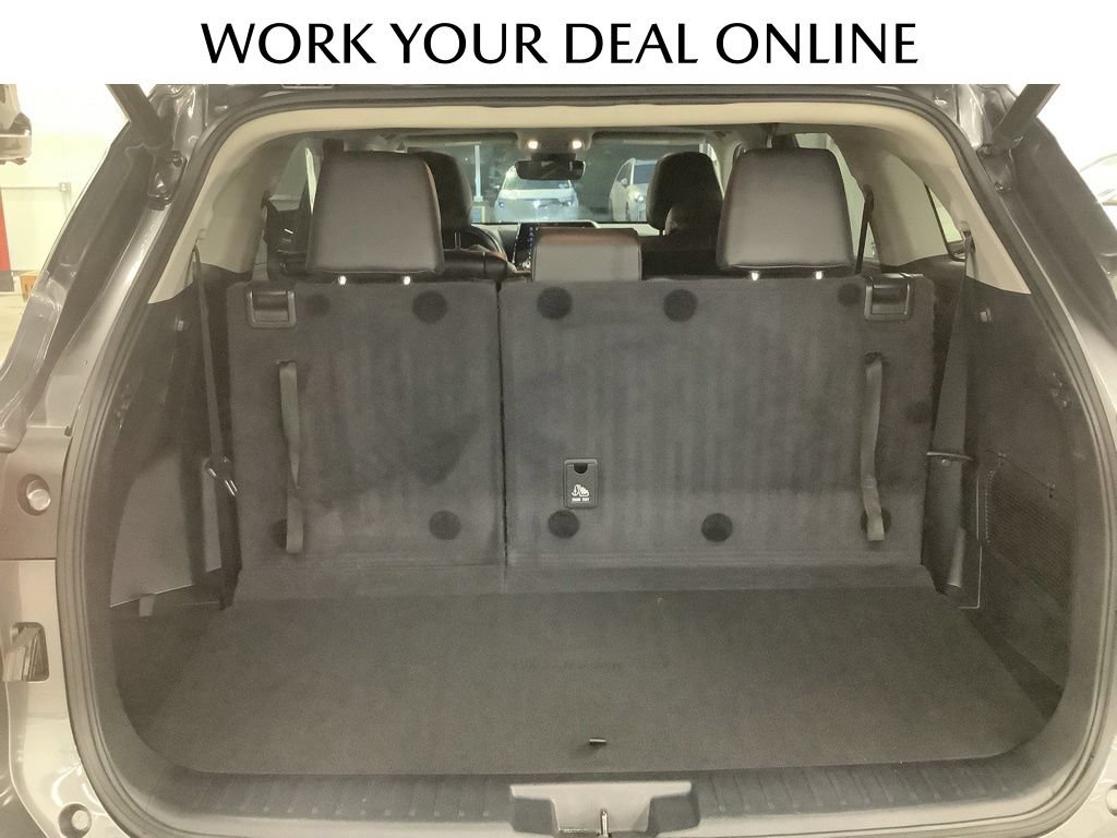 Used 2022 Toyota Highlander XLE AWD/4WD image 19