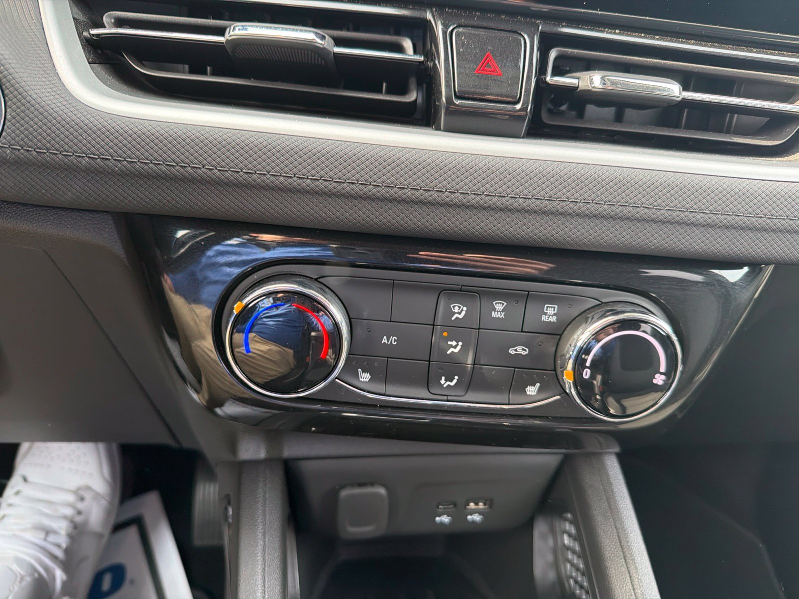 Used 2024 Chevrolet TrailBlazer LT w/ LT Cold Weather Package FWD image 15