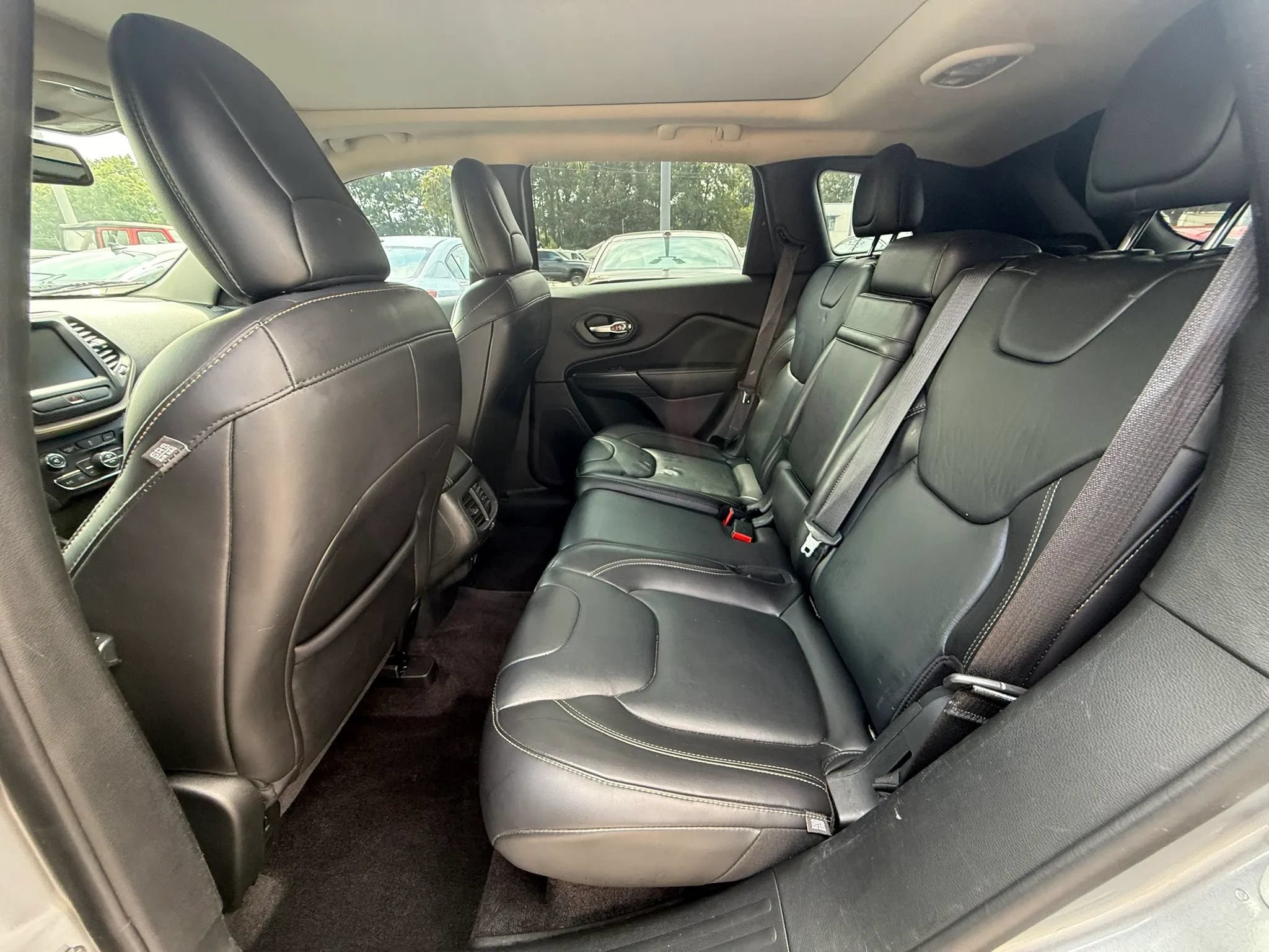 Used 2016 Jeep Cherokee Limited AWD/4WD image 17