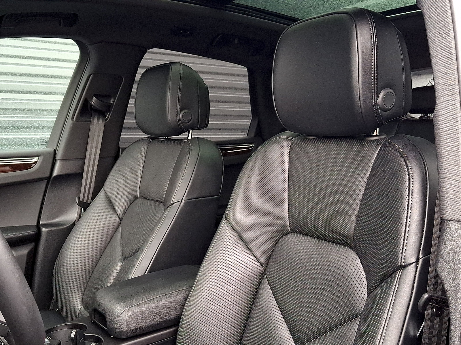 Certified 2025 Porsche Macan AWD/4WD image 5