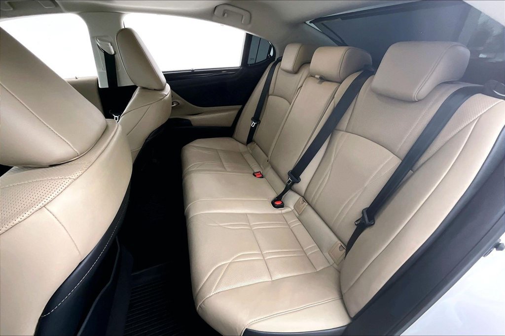 Used 2020 Lexus ES 300h Ultra Luxury w/ Accessory Package 2 FWD image 34