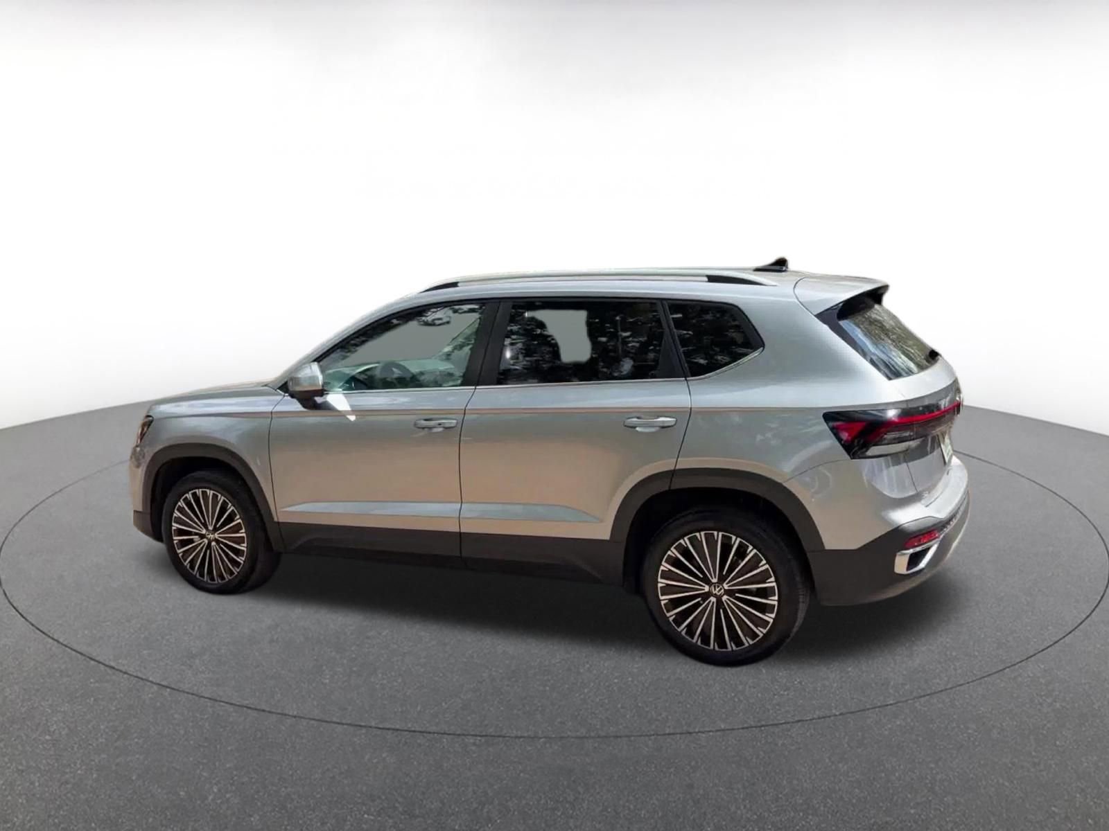 Used 2025 Volkswagen Taos SE image 10