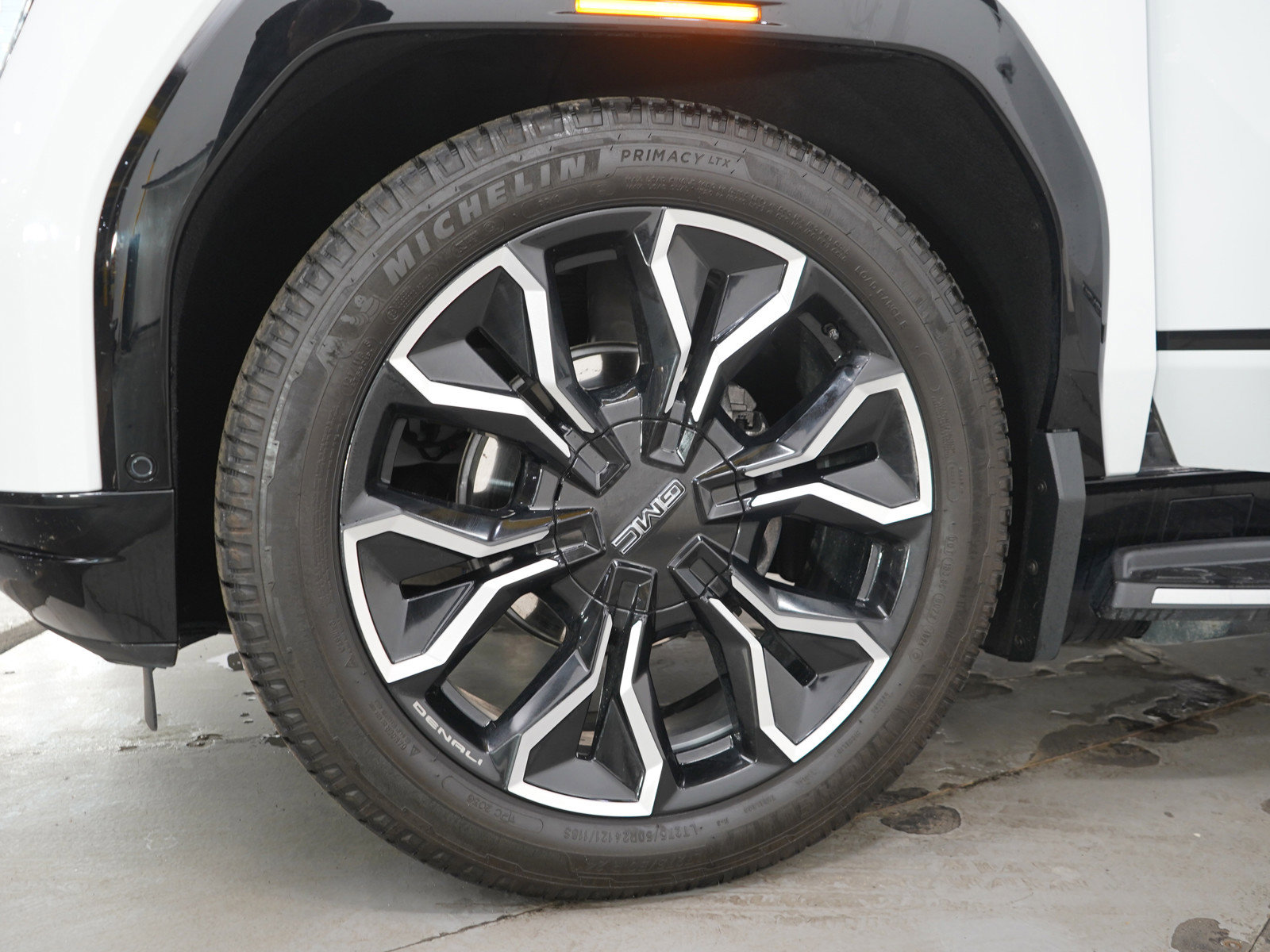 Used 2025 GMC Sierra EV Denali AWD/4WD image 33