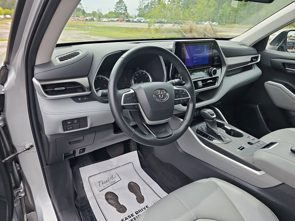 Used 2023 Toyota Highlander XLE FWD image 22