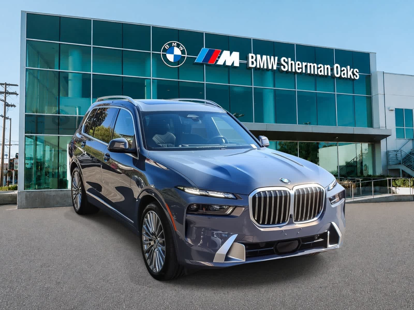 Used 2024 BMW X7 xDrive40i w/ Premium Package AWD/4WD image 3