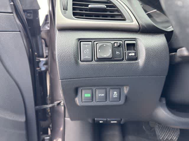 Used 2015 Nissan Sentra SR w/ Navigation Package FWD image 10