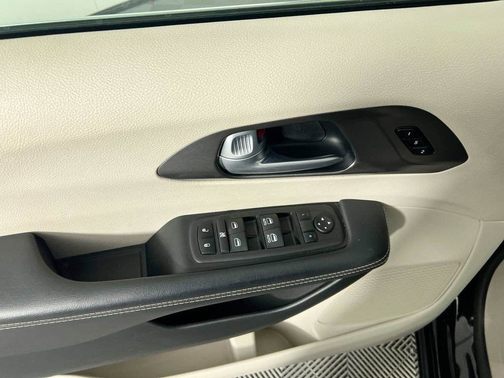 Used 2024 Chrysler Pacifica Touring-L FWD image 14