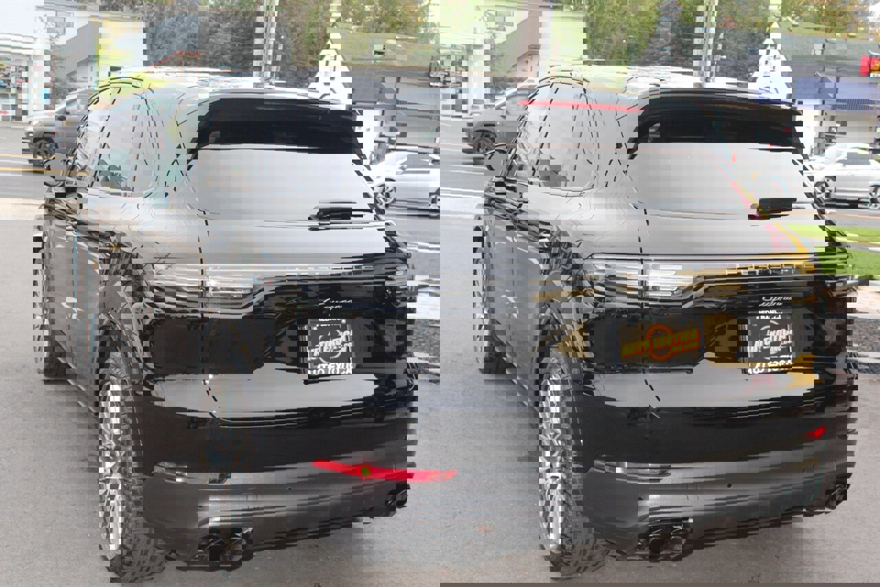 Used 2022 Porsche Cayenne Platinum Edition AWD/4WD image 2