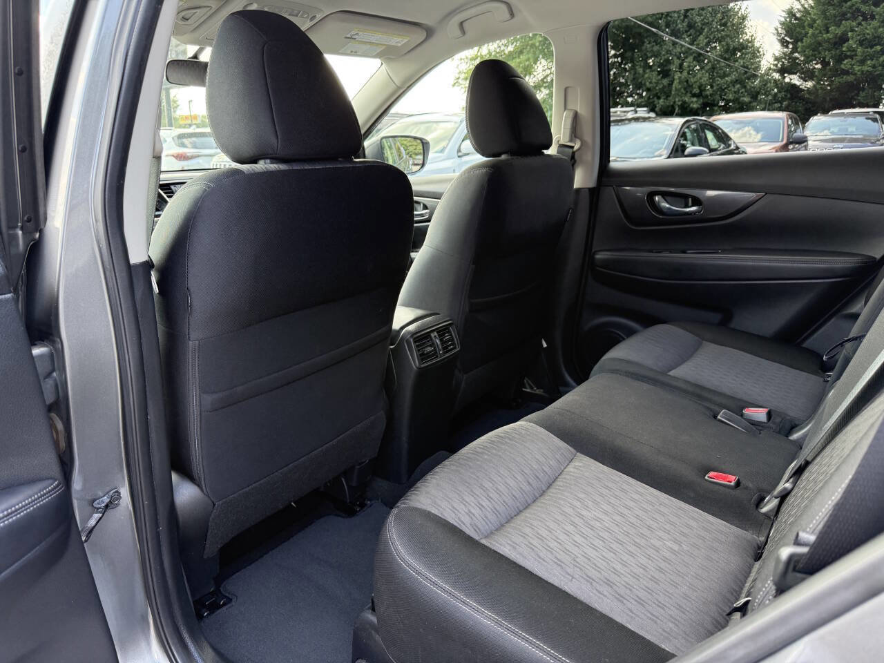 Used 2017 Nissan Rogue SV w/ SV Premium Package image 10
