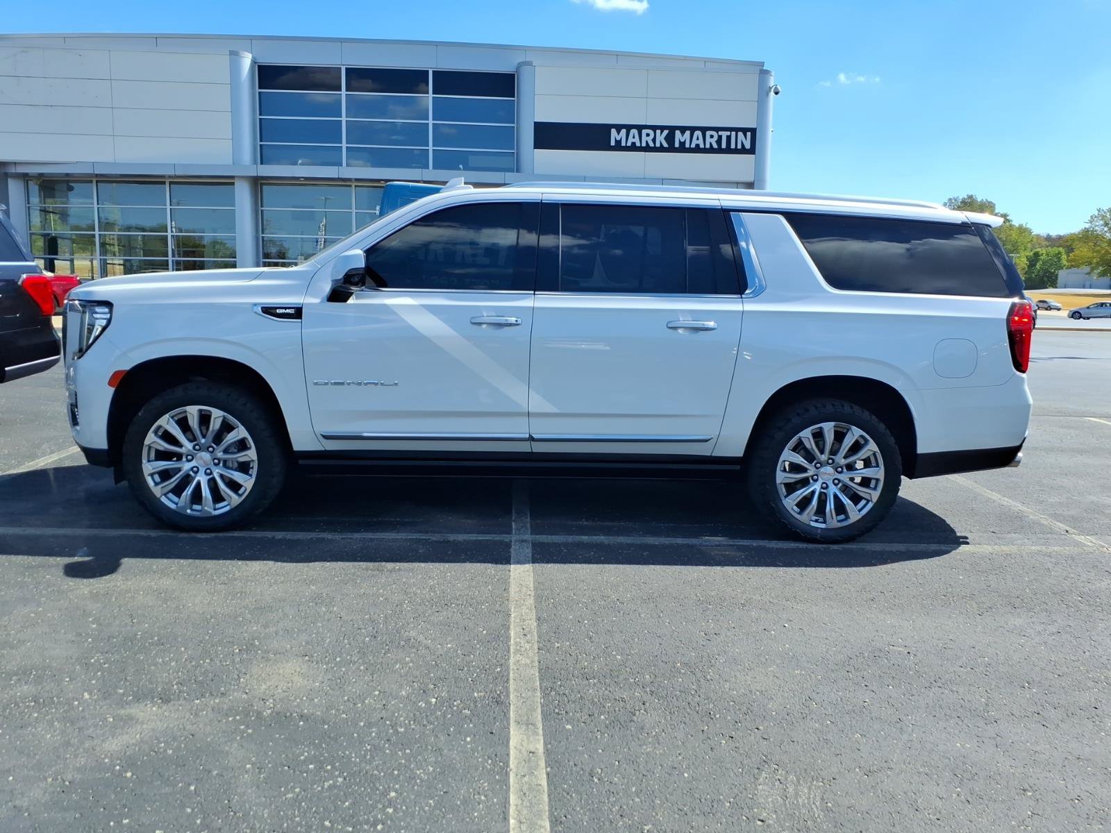 Used 2022 GMC Yukon XL Denali AWD/4WD image 3