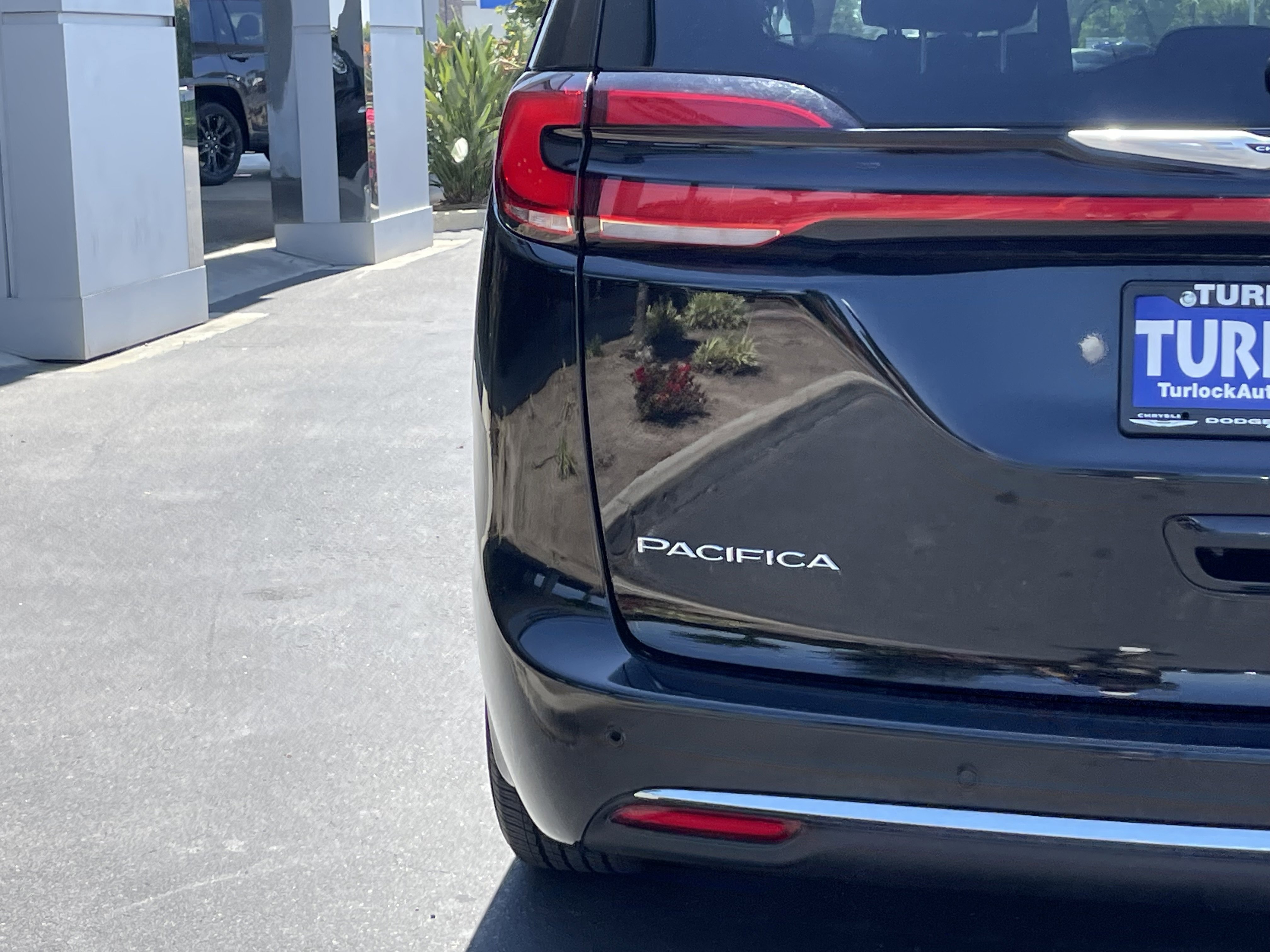 Used 2024 Chrysler Pacifica Touring-L FWD image 11