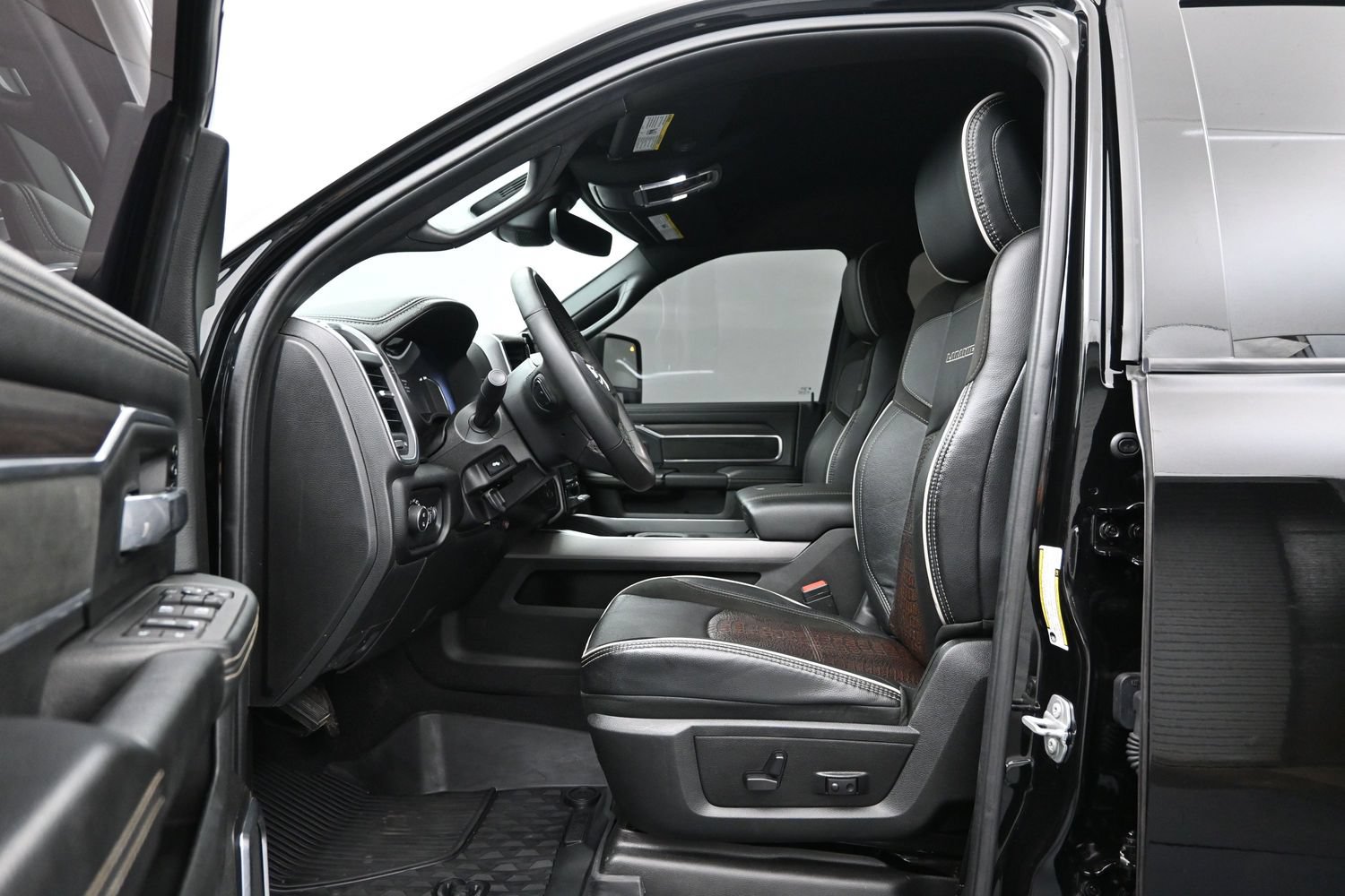 Used 2025 RAM 3500 Laramie w/ Night Edition AWD/4WD image 9